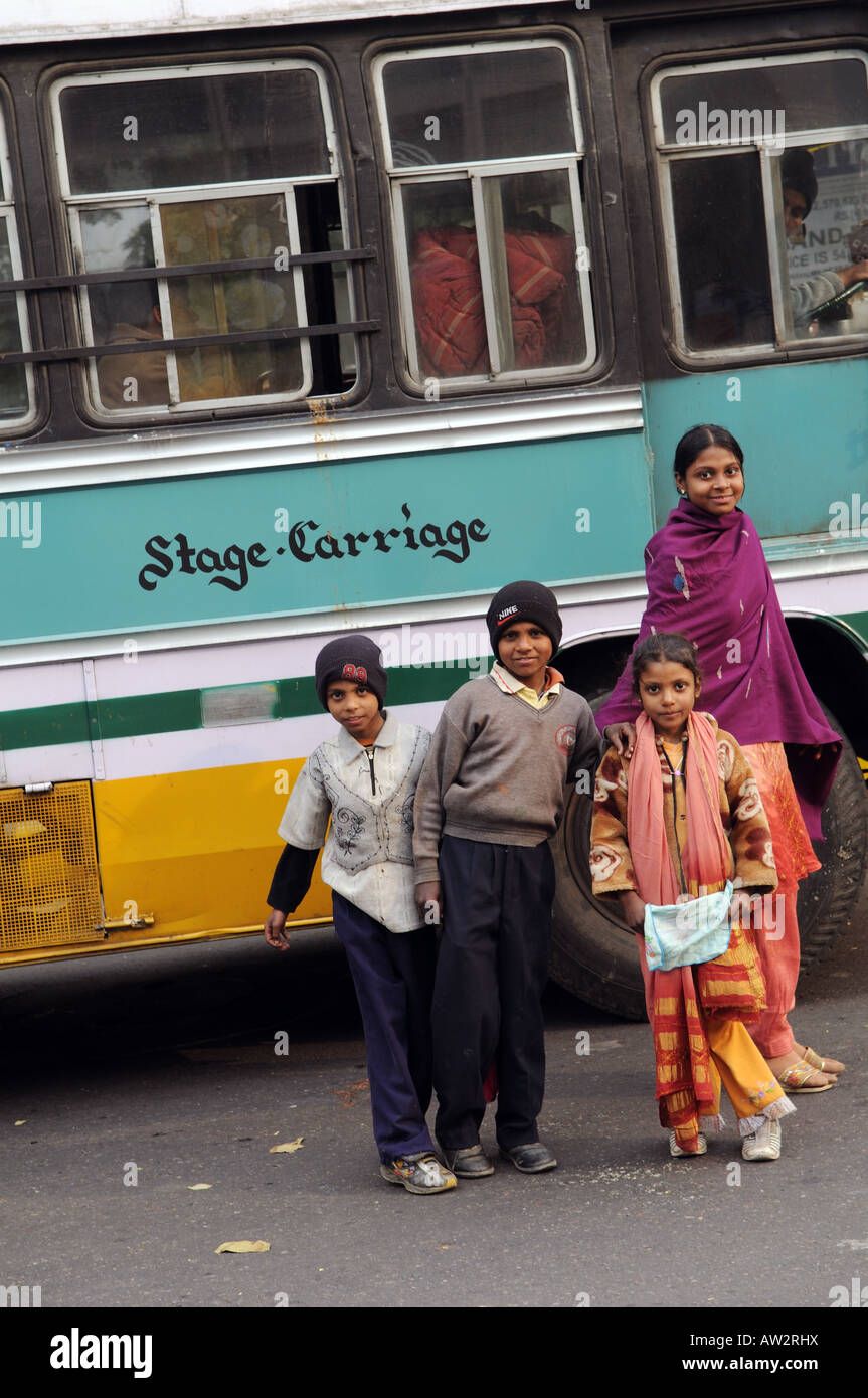 sunday-afternoon-in-new-delhi-india-a-family-on-their-way-to-the-bus-AW2RHX.jpg